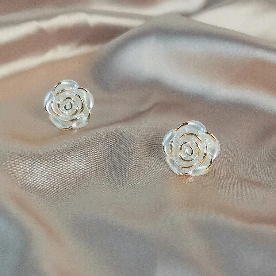 Set colier, cercei si bratara, auriu, cu flori si perle, Olymphia C8 - Pursehuit.ro