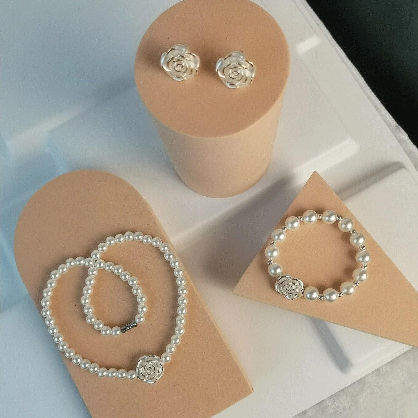 Set colier, cercei si bratara, auriu, cu flori si perle, Olymphia C8 - Pursehuit.ro