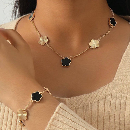 Set colier si bratara, auriu, cu pandantive flori negre, Nichlas C1 - Pursehuit.ro