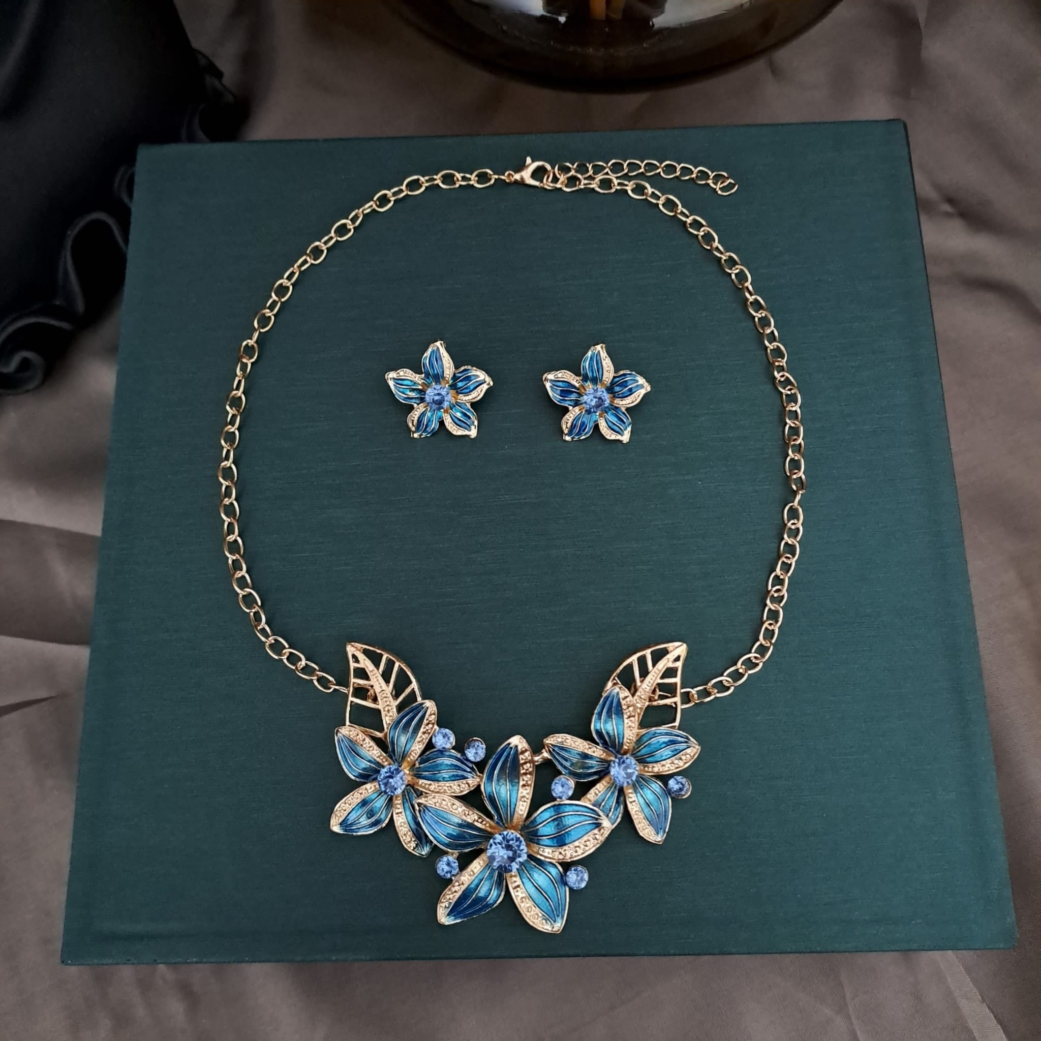 Set colier si cercei, auriu, cu pietre si floricele albastre, Kit C11