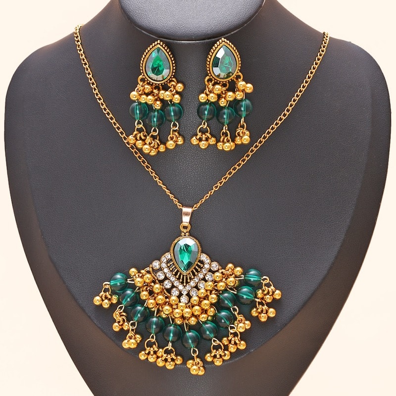 Set colier si cercei, auriu, stil indian, cu pietre si margelute verzi, Yulia C12