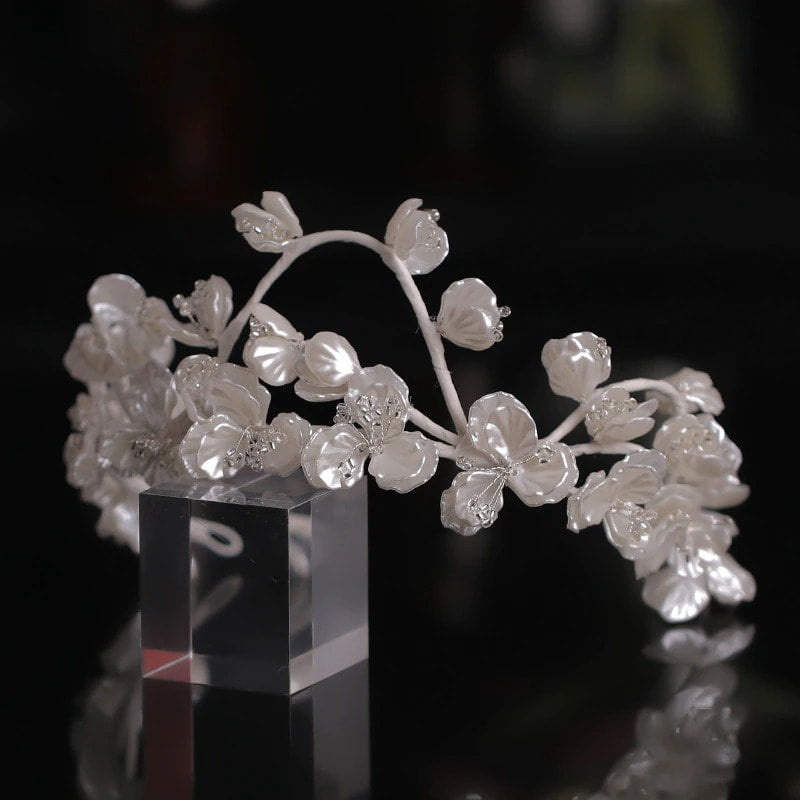 Set coronita si cercei, argintiu, cu flori albe, Elver C15