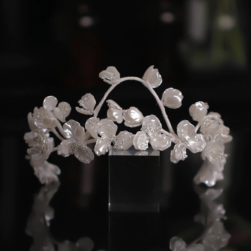 Set coronita si cercei, argintiu, cu flori albe, Elver C15