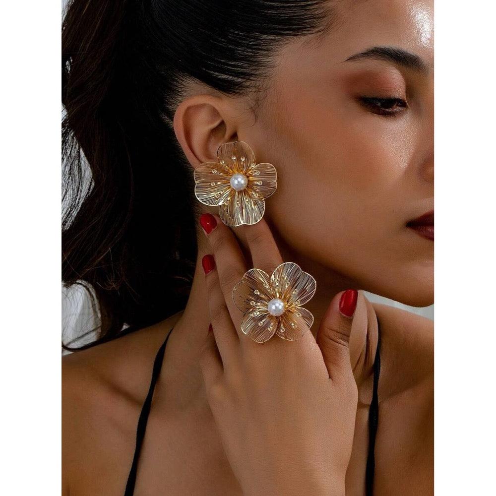 Set cercei si inel, auriu, reglabil, cu perlute, forma de floare, Jenna C18 - Pursehuit.ro