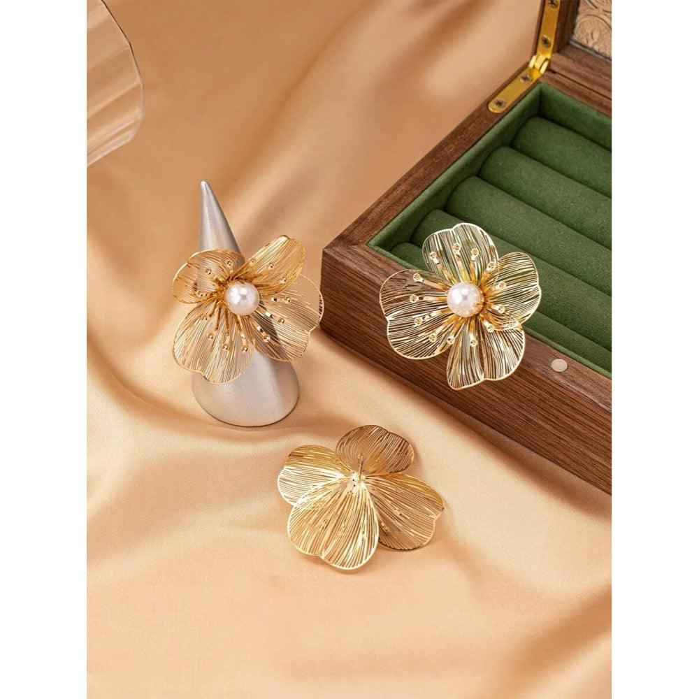 Set cercei si inel, auriu, reglabil, cu perlute, forma de floare, Jenna C18 - Pursehuit.ro