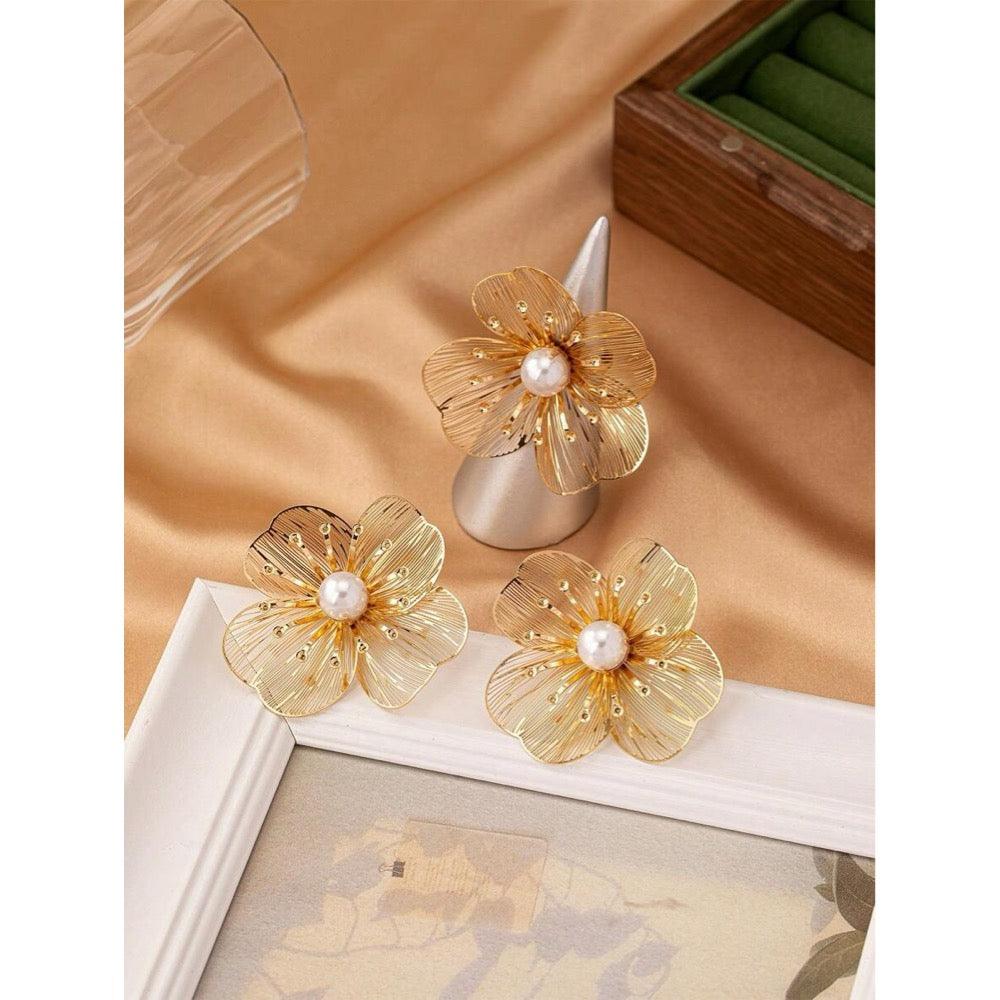 Set cercei si inel, auriu, reglabil, cu perlute, forma de floare, Jenna C18 - Pursehuit.ro