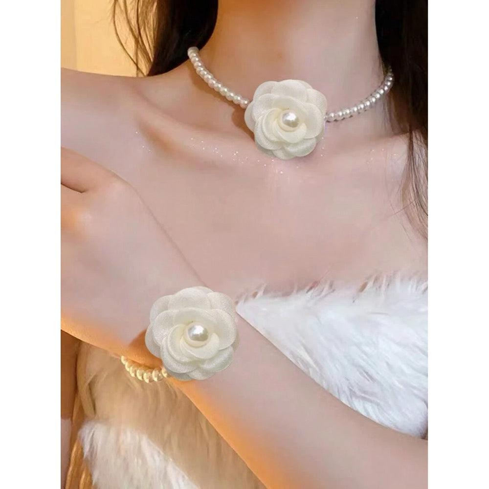 Set colier choker si bratara, cu floare alb unt si perle, Beatriz C14 OUT - Pursehuit.ro